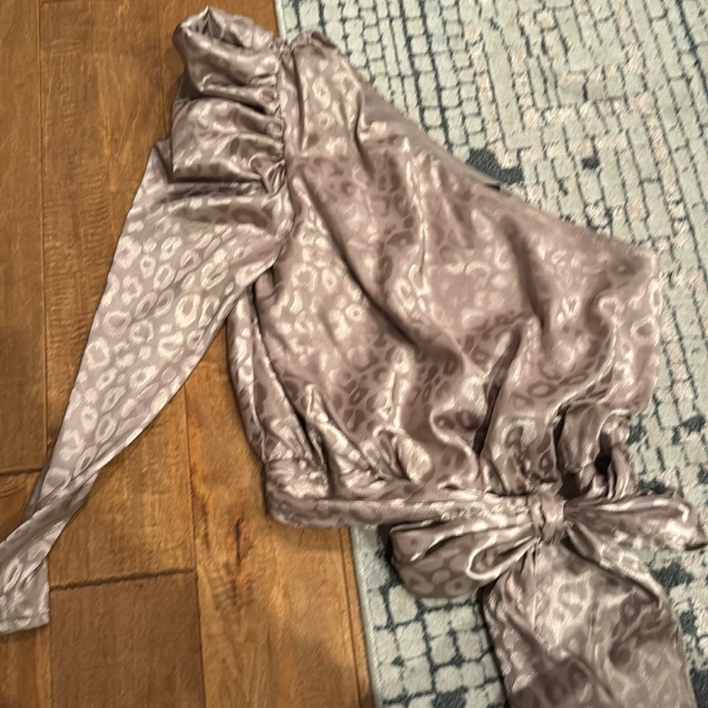 DO+BE one shoulder top with bow detail - size small - taupe leopard print